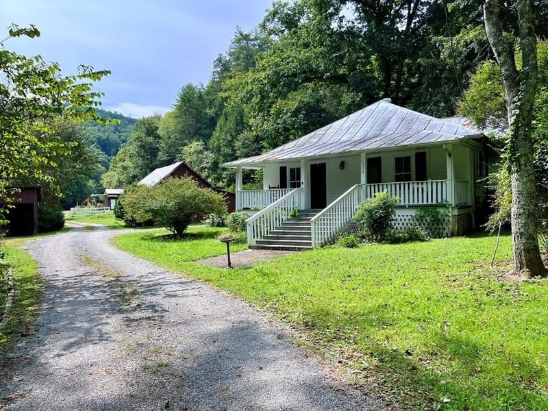 1570 S Helton Rd, Sevierville, TN 37862