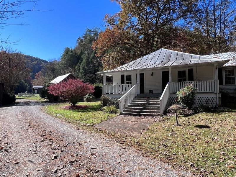 1570 S Helton Rd, Sevierville, TN 37862