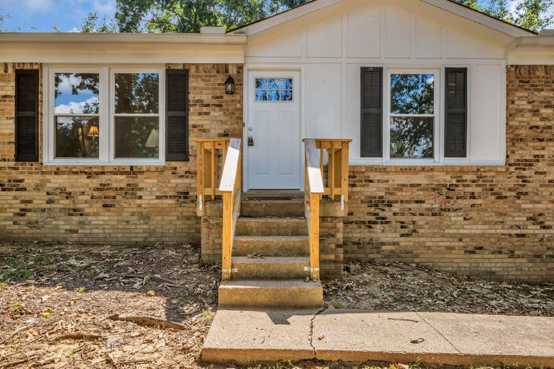 105 Ravenwood Cir, Dickson, TN 37055