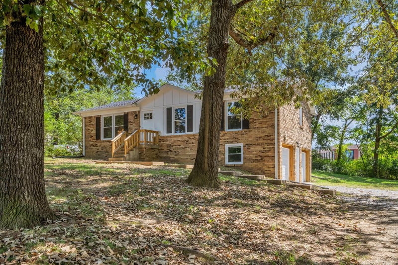 105 Ravenwood Cir, Dickson, TN 37055