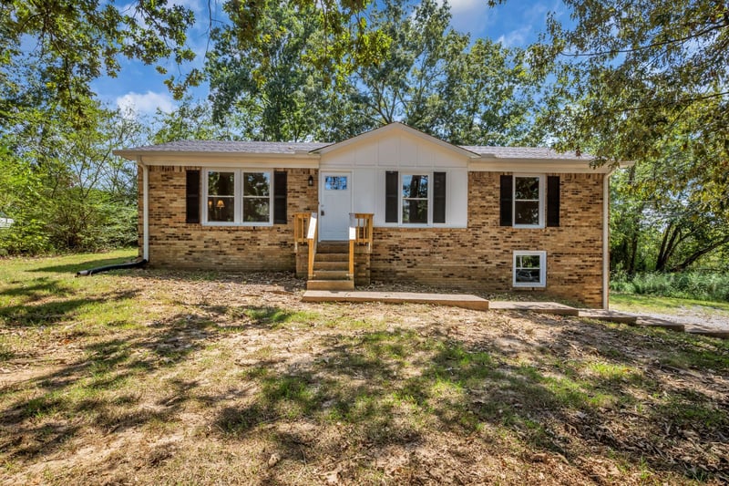 105 Ravenwood Cir, Dickson, TN 37055
