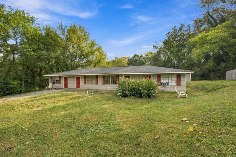 466 Oak St, Rossville, GA 30741