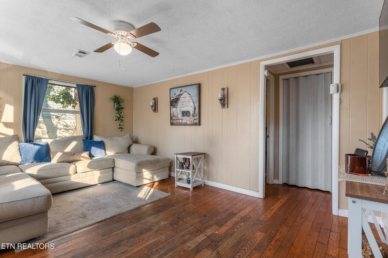 613 W 4th Ave, Lenoir City, TN 37771
