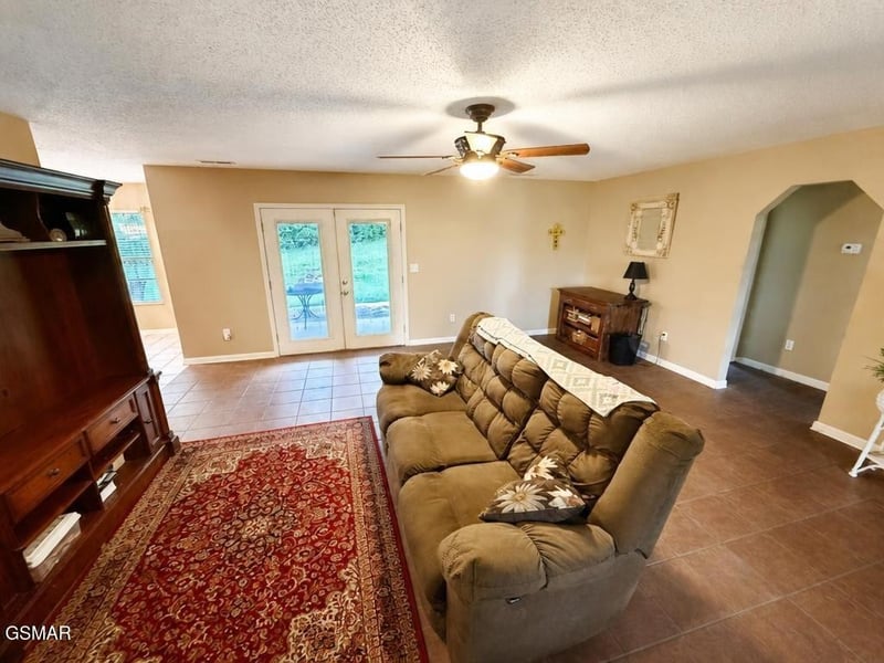 1955 Old Newport Hw, Sevierville, TN 37876
