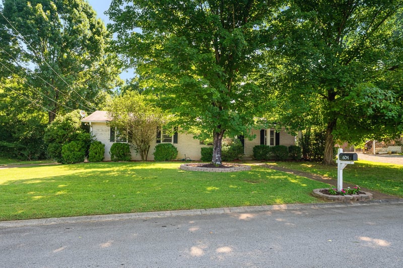 604 Meadow Lane Dr, Nashville, TN 37221