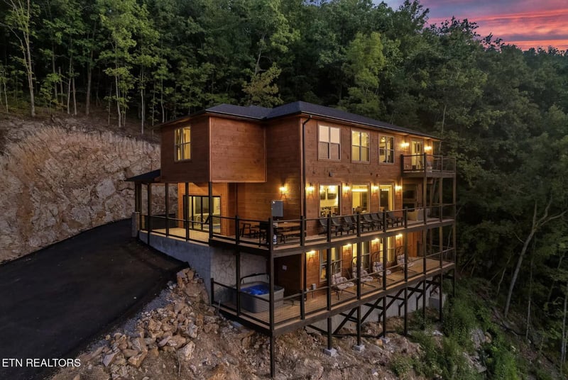 1990 Blackthorn Tr, Sevierville, TN 37876