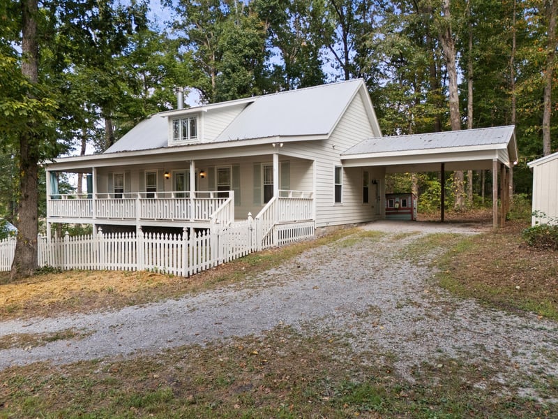 423 Eastside Rd, Burns, TN 37029