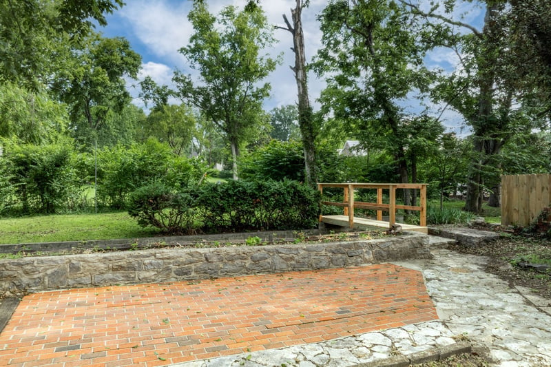 1402 Grandview Dr, Nashville, TN 37215