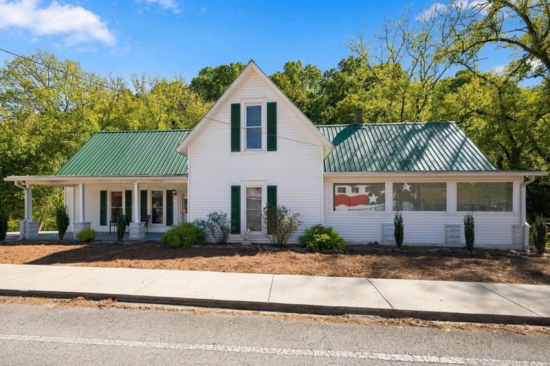 525 Water St, Charlotte, TN 37036