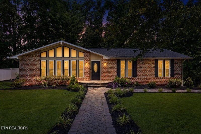 211 Connors Cir, Oak Ridge, TN 37830