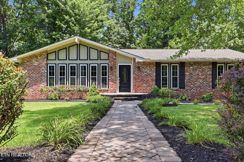 211 Connors Cir, Oak Ridge, TN 37830