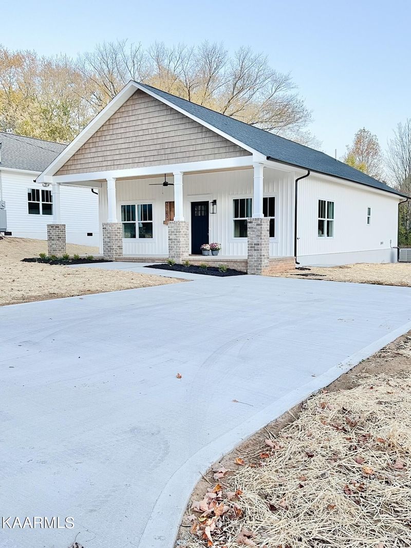 2100 Bernhurst Dr, Knoxville, TN 37918