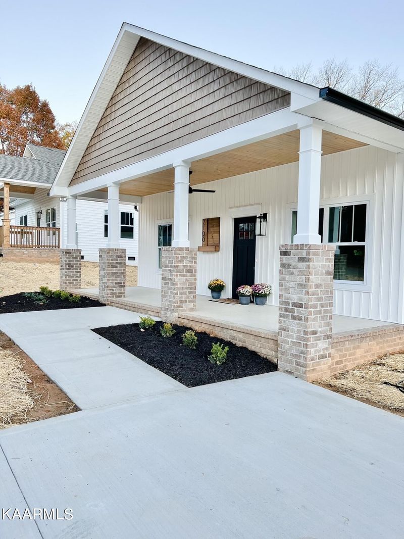 2100 Bernhurst Dr, Knoxville, TN 37918