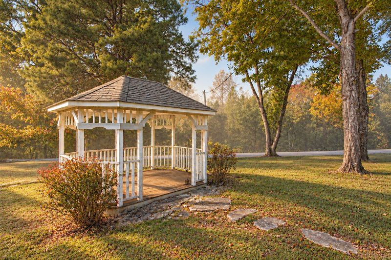 1870 Rock Church Rd, Charlotte, TN 37036