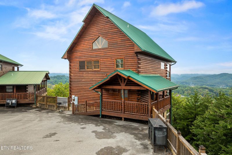 2422 Breezy Ridge Dr, Sevierville, TN 37876