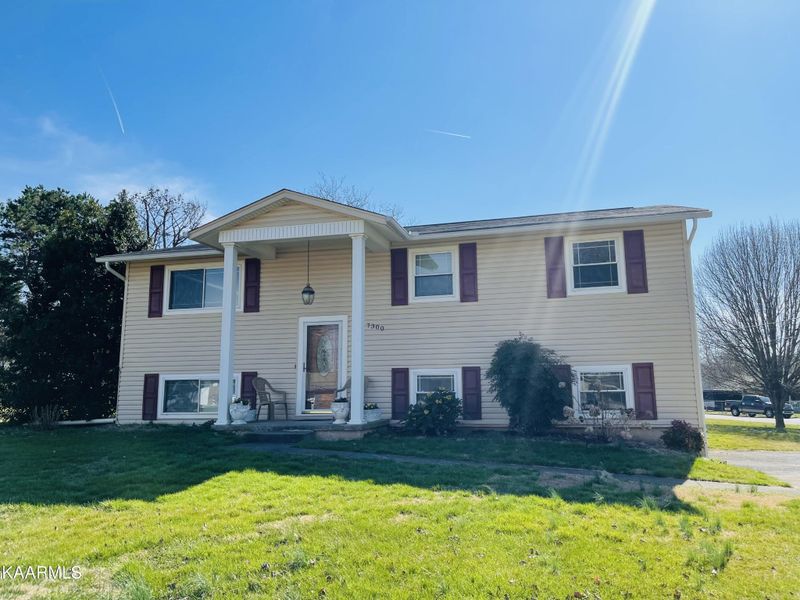 7300 Meadowbrook Cir, Knoxville, TN 37918