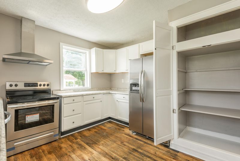 3512 Alice Bell Rd, Knoxville, TN 37917