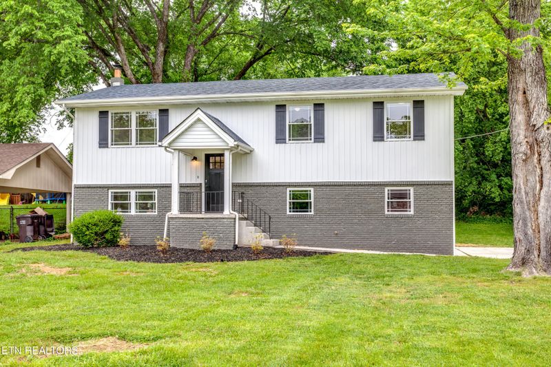7605 Hawthorne Dr, Knoxville, TN 37919