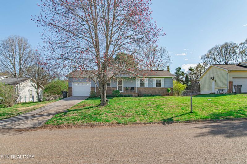 4225 Deer Run Dr, Knoxville, TN 37912