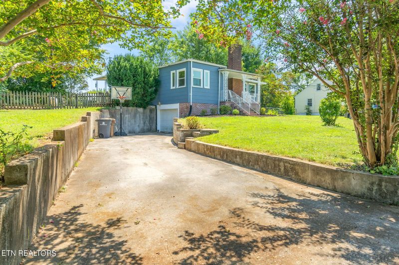 1110 Farris Dr, Knoxville, TN 37912