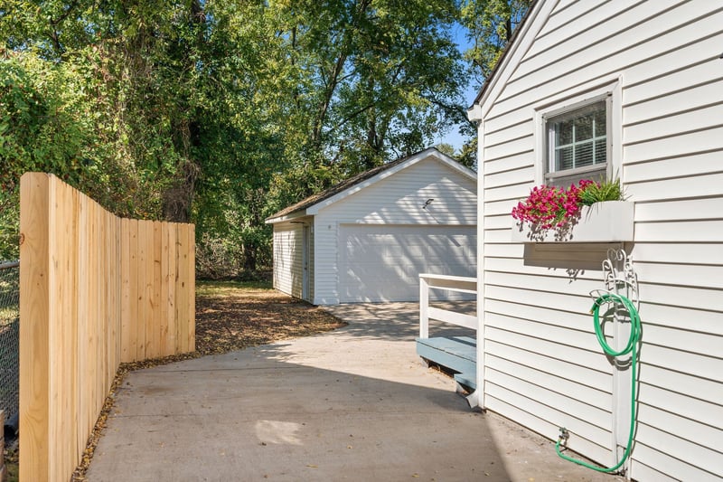 5609 Meadowcrest Ln, Nashville, TN 37209