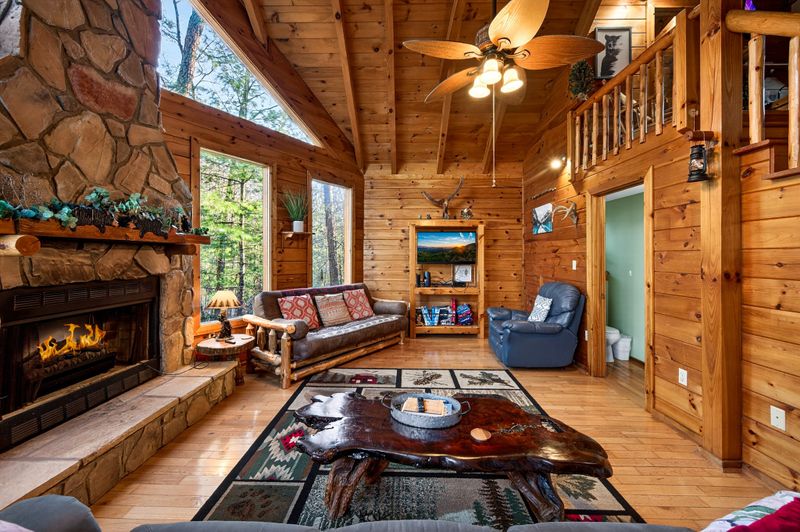 2332 Raymond Hollow Rd, Sevierville, TN 37876