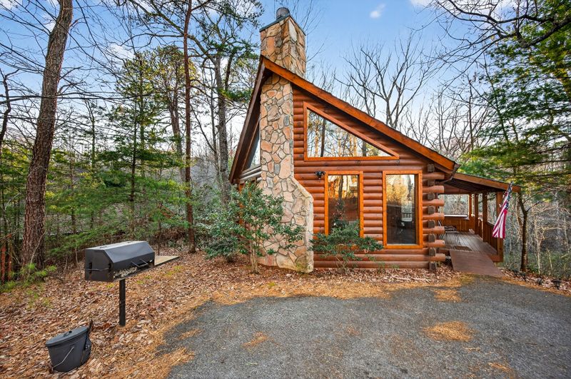 2332 Raymond Hollow Rd, Sevierville, TN 37876