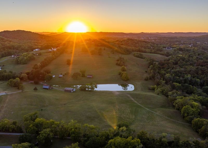 9612 Clovercroft Rd, Nolensville, TN 37135
