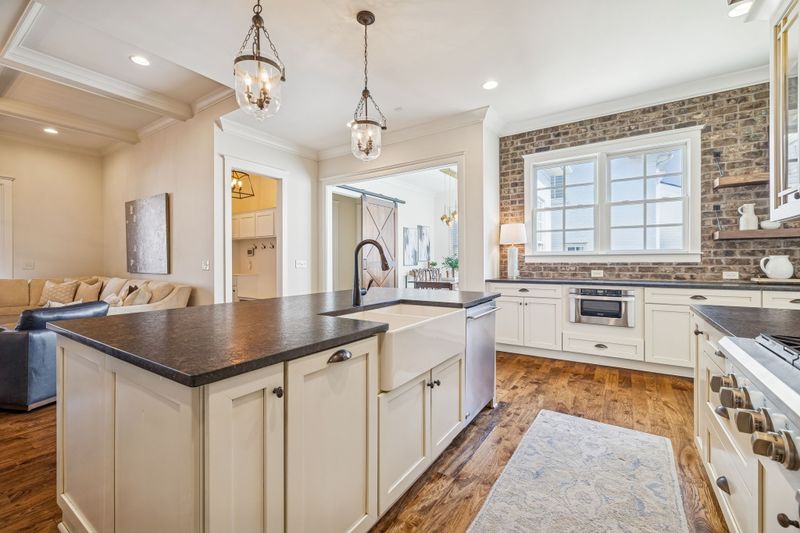 425 Glen West Dr, Nashville, TN 37215