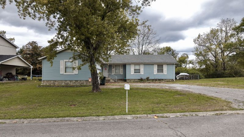 816 Oak Leaf Dr, Old Hickory, TN 37138