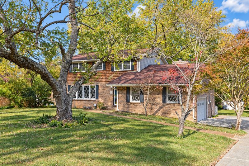 140 Pin Oak Dr, Hendersonville, TN 37075