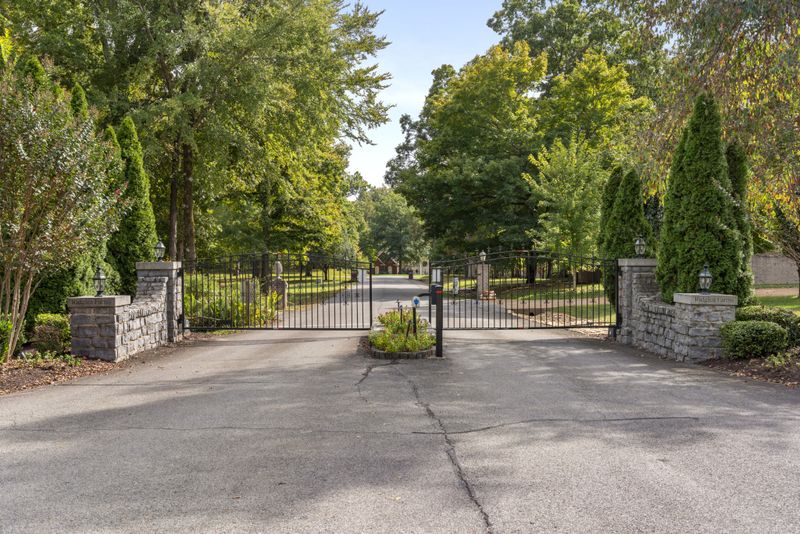 1031 Ridglea Dr, Burns, TN 37029