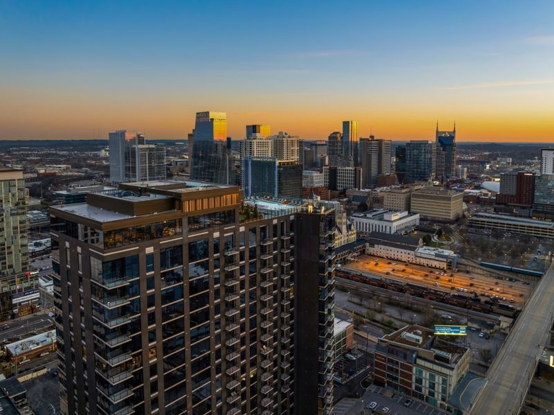 1212 Demonbreun St #1802, Nashville, TN 37203