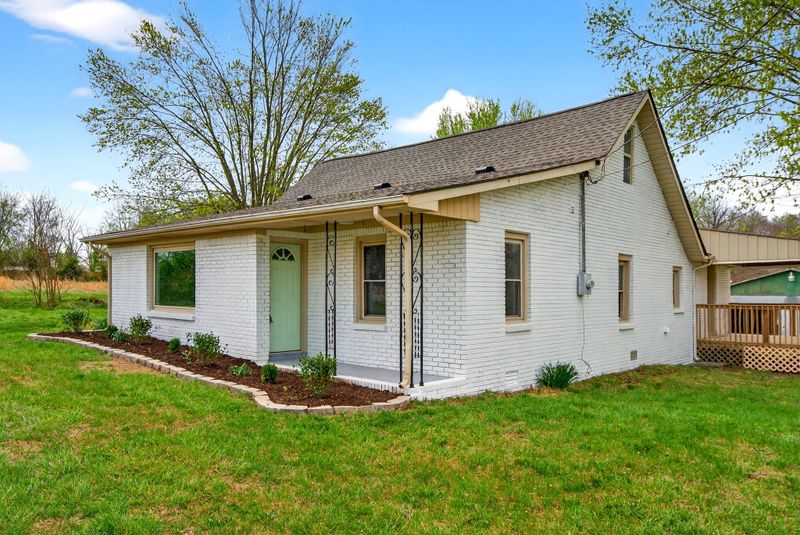 946 Clearview Rd, Cottontown, TN 37048