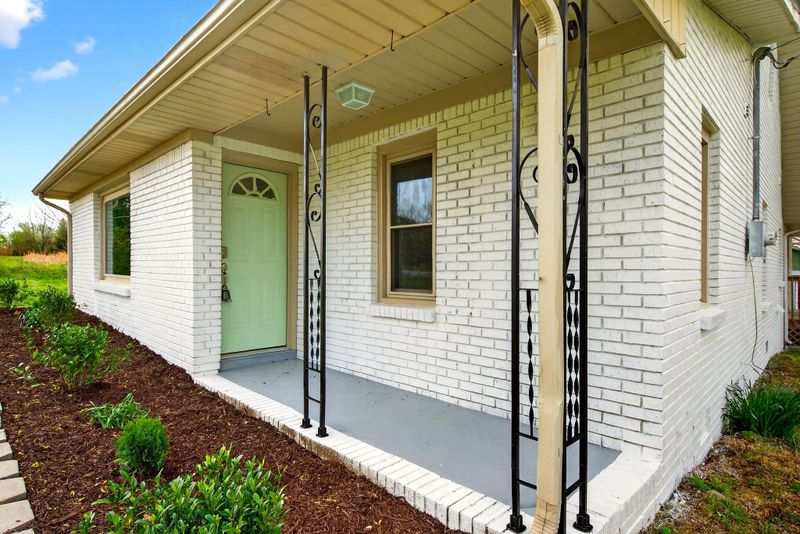 946 Clearview Rd, Cottontown, TN 37048