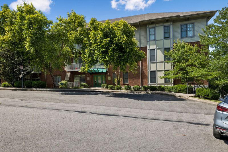 3100 W End Cir #102, Nashville, TN 37203