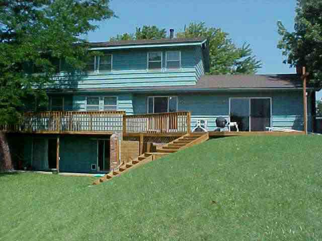 324 Lakeshore, Newton, KS 67114