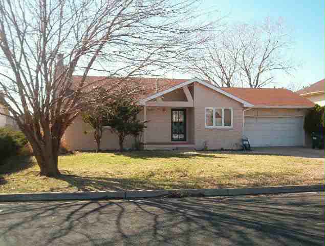 2541 S White Cliff Ln, Wichita, KS 67210