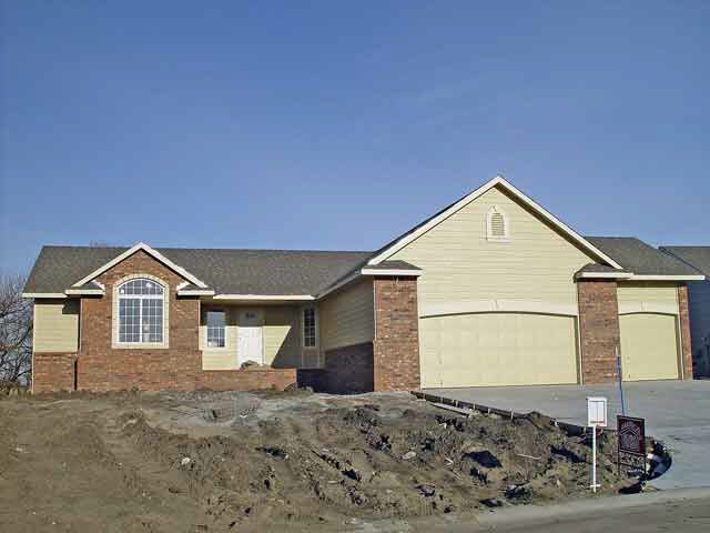 1021 Meadow Rd, Valley Center, KS 67147