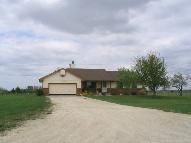 13710 Deerfield Trl, Derby, KS 67037