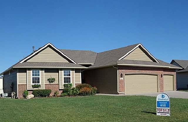 227 Chaparral Ct, Andover, KS 67002