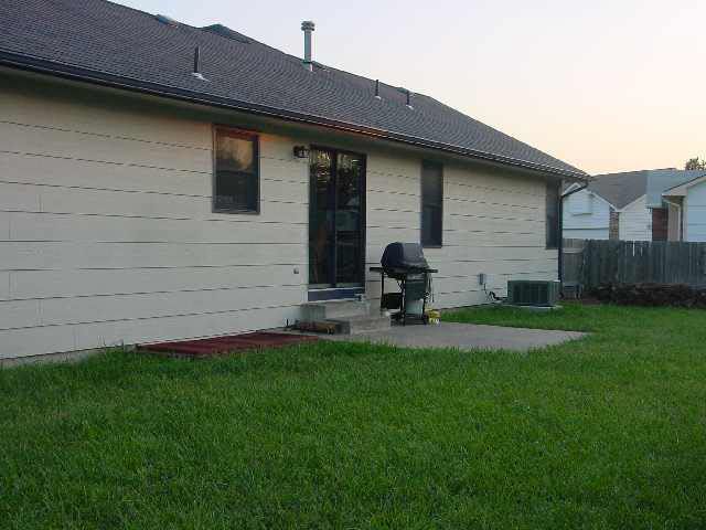4 E 1st St Cir, Valley Center, KS 67147