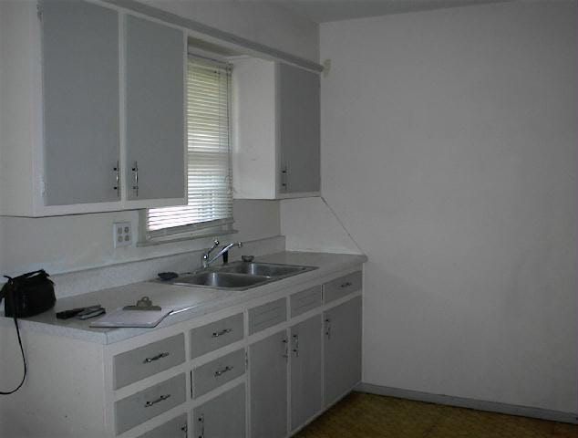 208 SW 11th, Newton, KS 67114