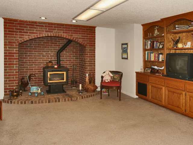 1254 Armstrong Ct, Derby, KS 67037