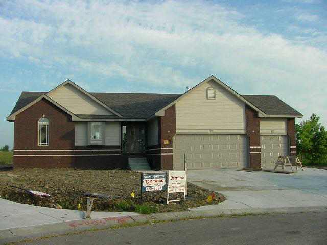 411 Pepper Ridge Cir, Andover, KS 67002