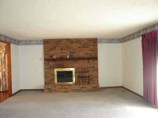 203 Mockingbird Ln, Newton, KS 67114