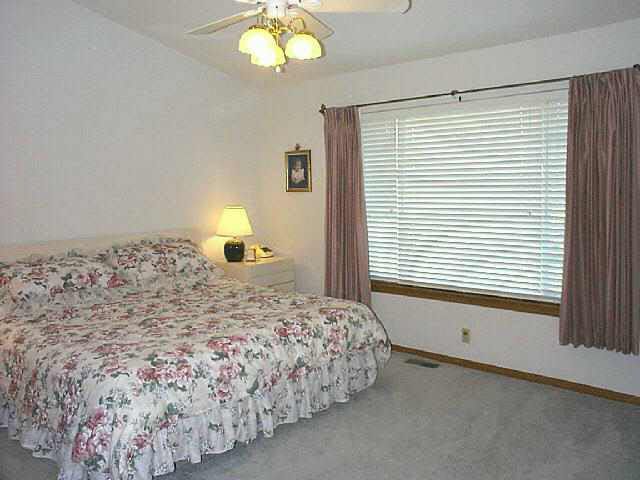 217 N Valley Stream Dr, Derby, KS 67037