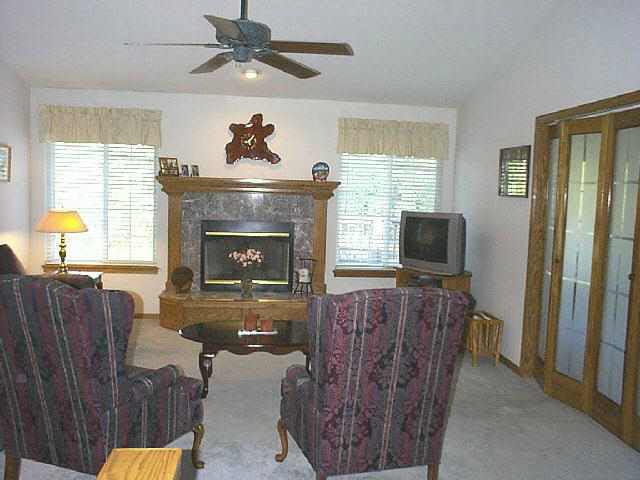 217 N Valley Stream Dr, Derby, KS 67037