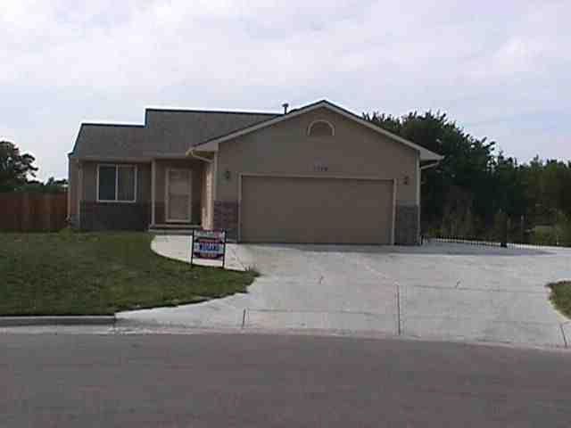 3526 E Sunnybrook Ct, Wichita, KS 67210