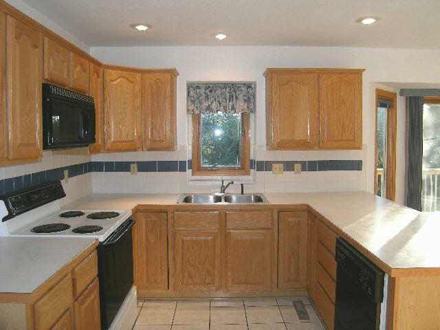 202 N Valley Stream Ct, Derby, KS 67037